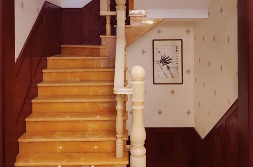 包河中式别墅室内汉白玉石楼梯的定制安装装饰效果